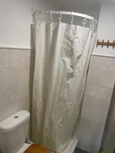 uma casa de banho com um WC e uma cortina de chuveiro em Precioso apartamento con vistas en Valedlinares em Valdelinares