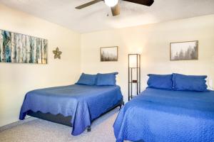 2 camas en un dormitorio con edredón azul en Wren 306, en Angel Fire