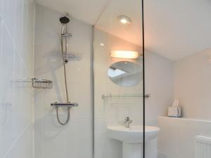 Llangeinor的住宿－Penny Croft - Uk10449，带淋浴、卫生间和盥洗盆的浴室