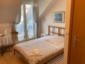 een slaapkamer met een bed en een groot raam bij Glada in Jastarnia