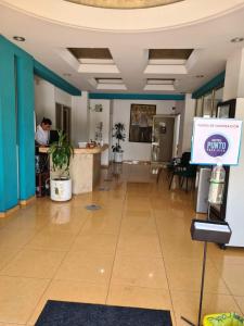 a lobby with a counter and a sign in a room at Hotel Punto Poza Rica in Poza Rica de Hidalgo