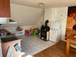 Kuchyňa alebo kuchynka v ubytovaní Apartmán Beruška