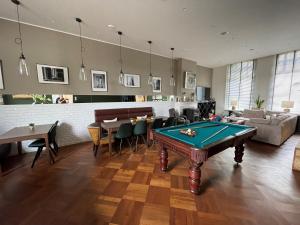 een woonkamer met een pooltafel. bij De Oude Pastorie Lisse in Lisse