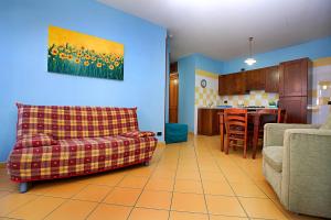ein Wohnzimmer mit Sofa und eine Küche in der Unterkunft La Chiusa Case Vacanze in Castellammare del Golfo + 26 Fotos