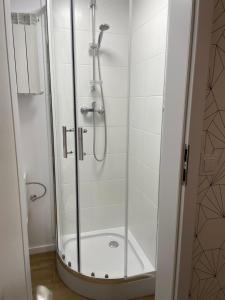 a shower with a glass door in a bathroom at Stylowy pokój dla dwojga w zacisznej okolicy in Sopot