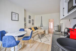 ein Wohnzimmer mit einem Sofa, einem Tisch und Stühlen in der Unterkunft 11#Appartement 4Pers#Sèvres-Lecourbe#Necker in Paris