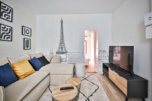ein Wohnzimmer mit einem Sofa und einem TV in der Unterkunft 11#Appartement 4Pers#Sèvres-Lecourbe#Necker in Paris