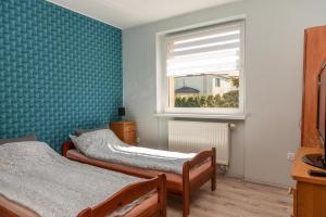 Habitación con 2 camas y ventana en Pokoje Gościnne Skaut en Władysławowo