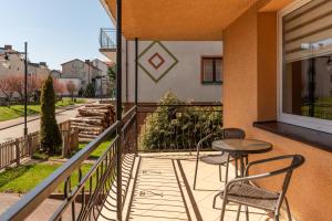 een patio met een tafel en stoelen op een balkon bij Pokoje Gościnne Skaut in Władysławowo