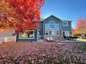 una casa con hojas de otoño en el patio en Family-friendly Home on Boyd Lake, Gorgeous Views!, en Loveland