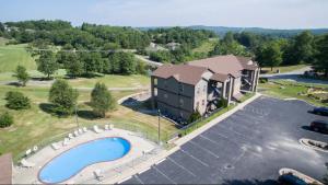 - une vue aérienne sur une maison avec une piscine dans l'établissement Couples Condo Retreat Overlooking Golf Course, à Branson West