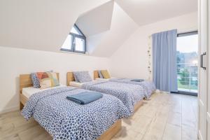 sypialnia z 2 łóżkami i kanapą w obiekcie Domek na wsi w Polanicy Zdroju