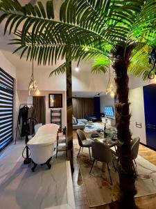 een woonkamer met een palmboom en een tafel bij ROOF TOP LUXURY in Blagoevgrad