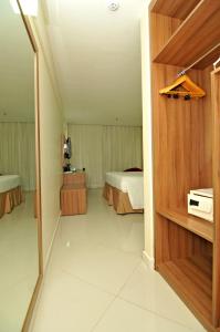ein Hotelzimmer mit einem Bett und einem Schlafzimmer in der Unterkunft Holiday Inn Express Belem Ananindeua, an IHG Hotel in Belém