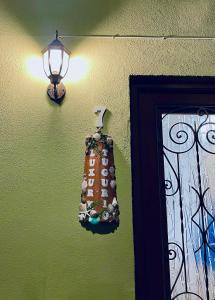 Una luz en una pared verde con una bolsa. en Luxury Tugurio, en Arma di Taggia