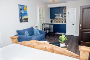 ein Wohnzimmer mit einem Bett und einem blauen Sofa in der Unterkunft Pomar House in St. Augustine
