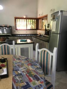 uma cozinha com uma mesa e um frigorífico em EL PARAISO DEL DESCANSO em Sierra de los Padres