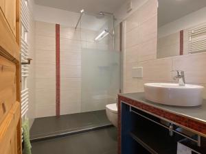 ein Badezimmer mit Waschbecken und Toilette in der Unterkunft Bastorf Sea View Escape in Bastorf