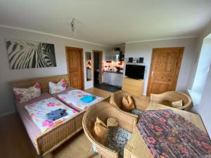 eine Person, die auf einer Couch im Wohnzimmer liegt in der Unterkunft Bastorf Sea View Escape in Bastorf