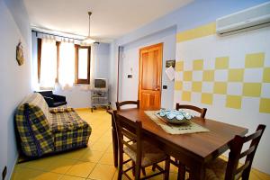 ein Esszimmer mit einem Holztisch und Stühlen in der Unterkunft La Chiusa Case Vacanze in Castellammare del Golfo