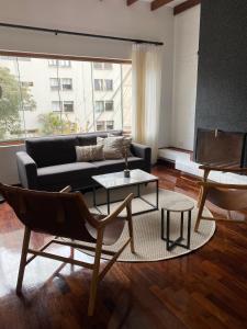 sala de estar con sofá y mesa en Vistamar Duplex en Lima