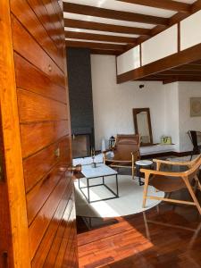 sala de estar con puerta de madera y sofá en Vistamar Duplex, en Lima