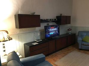 ein Wohnzimmer mit einem Sofa und einem TV in der Unterkunft Casa Mamatita in Agüimes