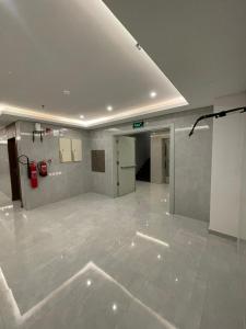 ein großes leeres Zimmer mit einem Hydranten in einem Gebäude in der Unterkunft همس المدى للشقق المخدومه in Al-Hasa