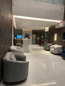a lobby with couches and chairs in a building at همس المدى للشقق المخدومه in Al Ahsa