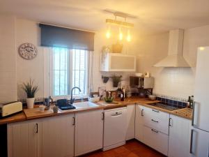 Kuchyň nebo kuchyňský kout v ubytování La Casa Junto al Sendero del Río & Piscina # aire acondicionado