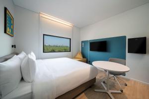 GO! Hotel Bowin at Robinson Lifestyle Bowin的电视和/或娱乐中心
