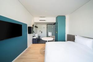 GO! Hotel Bowin at Robinson Lifestyle Bowin客房内的一张或多张床位
