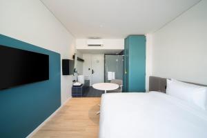 GO! Hotel Bowin at Robinson Lifestyle Bowin客房内的一张或多张床位