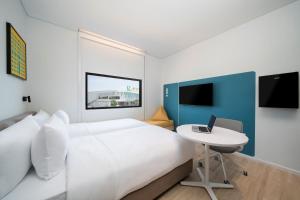 GO! Hotel Bowin at Robinson Lifestyle Bowin的电视和/或娱乐中心