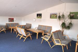 - une salle d'attente avec des chaises et des tables dans l'établissement Danhostel Ribe, à Ribe