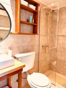 Hogar Dulce Hogar في مار دي آخو: حمام مع مرحاض ودش