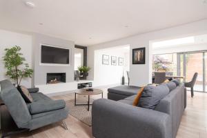 a living room with two couches and a tv at 'Modern Living in Old Town Stratford-upon-Avon' in Stratford-upon-Avon