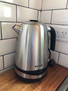 a silver tea kettle sitting on top of a counter at Hogar Dulce Hogar in Mar de Ajó