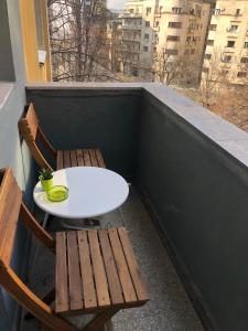 - Balcón con mesa blanca y 2 sillas en Green 44 Central Bucharest Universitate, en Bucarest