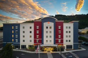 hotel z czerwono-białym budynkiem w obiekcie Candlewood Suites - Asheville Downtown, an IHG Hotel w mieście Asheville