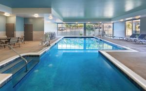 una piscina con agua azul en una habitación de hotel en Candlewood Suites - Asheville Downtown, an IHG Hotel en Asheville