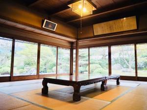 Habitación con mesa en una habitación con ventanas en Yadoya Sho - Vacation STAY 13531 en Kurume