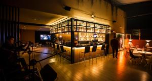 Khu vực lounge/bar tại Costa del Sol Wyndham Lima City