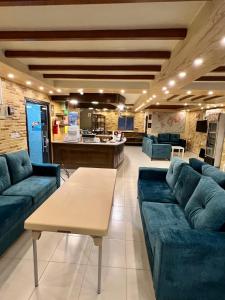 Kuchyň nebo kuchyňský kout v ubytování Raqeem Hotel