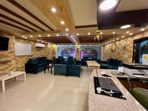 TV a/nebo společenská místnost v ubytování Raqeem Hotel