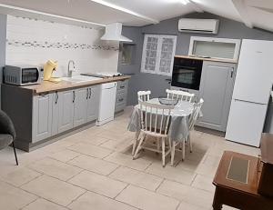 Kuchyňa alebo kuchynka v ubytovaní Maison des Clos