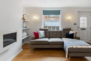 a living room with a couch and a tv at Dillywicks in Exeter