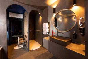 a bathroom with a sink and a mirror at Minamina, chambre avec jacuzzi privatif in Roquefort-la-Bédoule