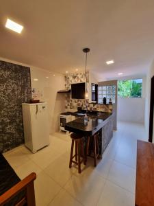 uma cozinha com um frigorífico branco e uma bancada em Village São Jorge - Guest Apartment em Sao Jorge