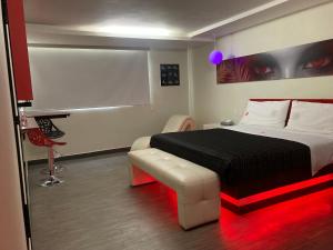メキシコシティにあるHOTEL HUIPULCOのベッドルーム(ベッド1台、ソファ付)